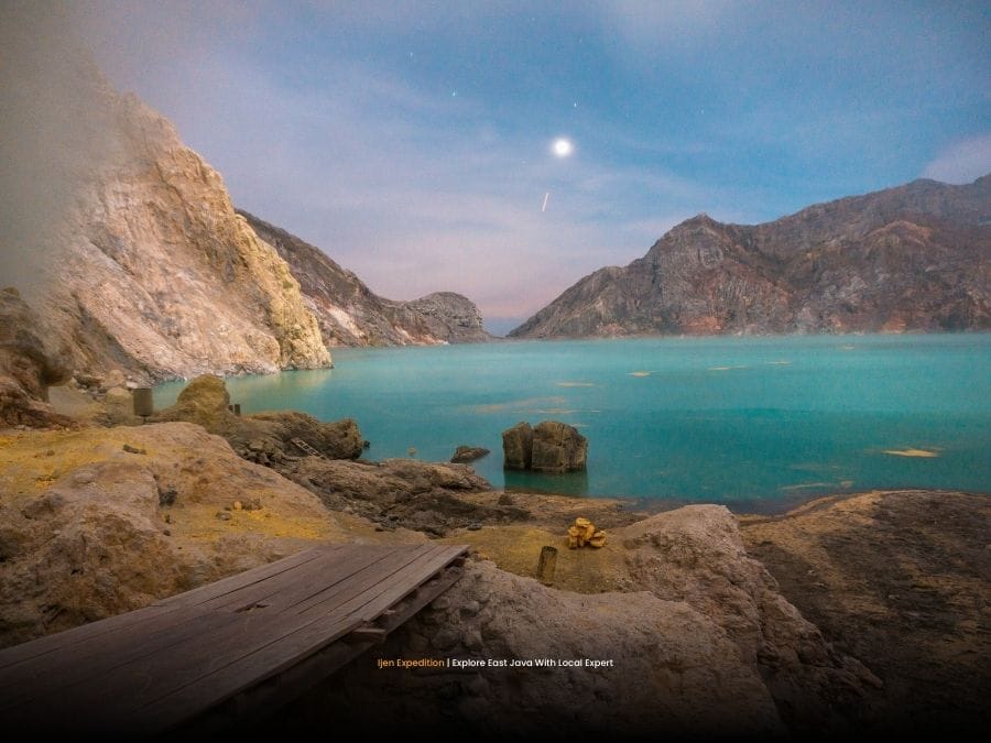 Ijen Crater hiking experience with experienced local guide