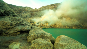 Ijen Toxic Gas Sulfur: Lung Protection Guide (2026 Update)