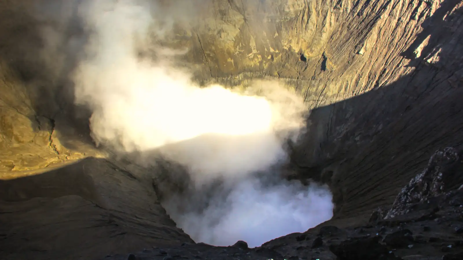 Ijen Crater Trekking Difficulty Hikers climbing the steep slopes of Ijen Crater during a Bromo Ijen Tour
